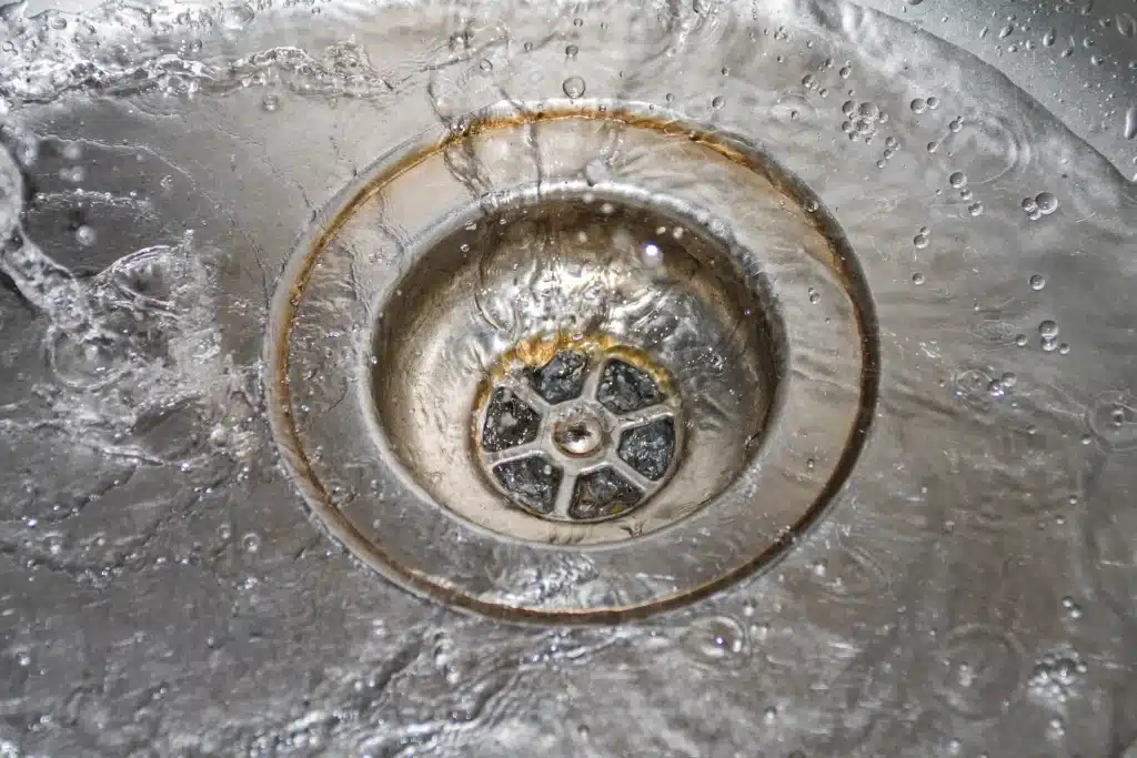 Patent für verstopfte Spülbecken. So reinigen Sie die Rohre nach dem Braten von Schnitzeln