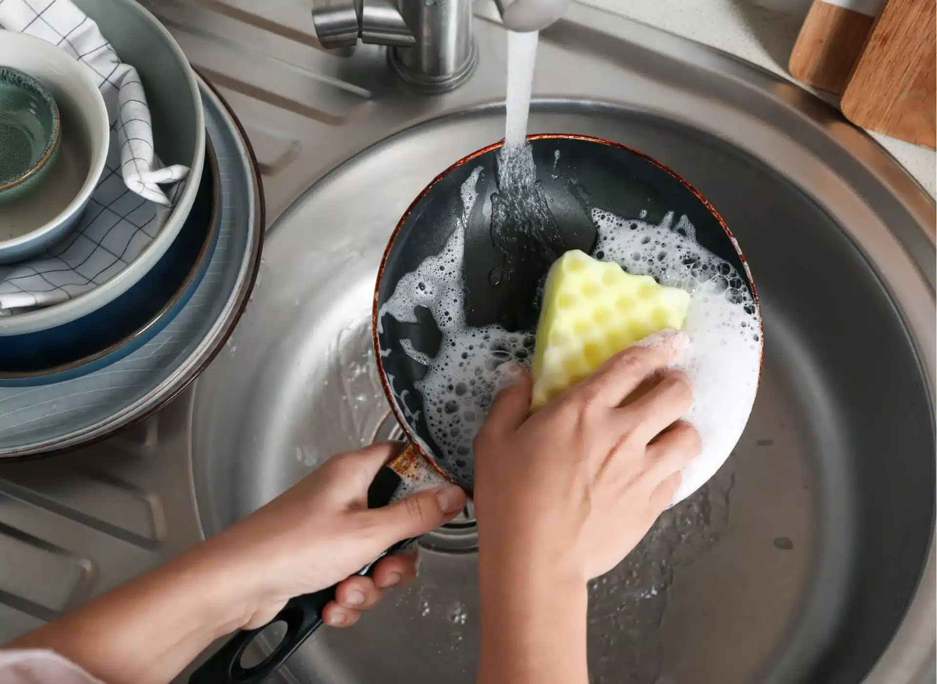 Eine verbrannte Pfanne ist in wenigen Minuten perfekt sauber. Die 4 Zutaten vermischen und auf dem Boden belassen.