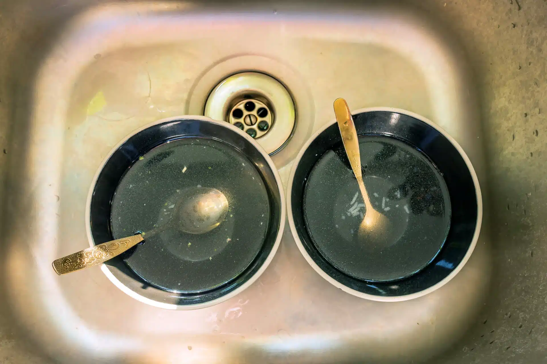 Patent f&uuml;r verstopfte Sp&uuml;lbecken. So reinigen Sie die Rohre nach dem Braten von Schnitzeln