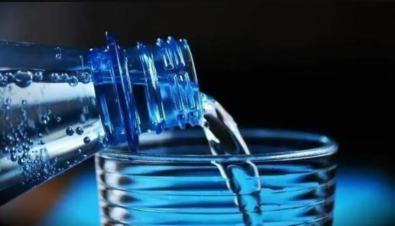 Es gibt eine sehr einfache Methode, um Mikroplastik aus Wasser zu entfernen. Hier ist sie