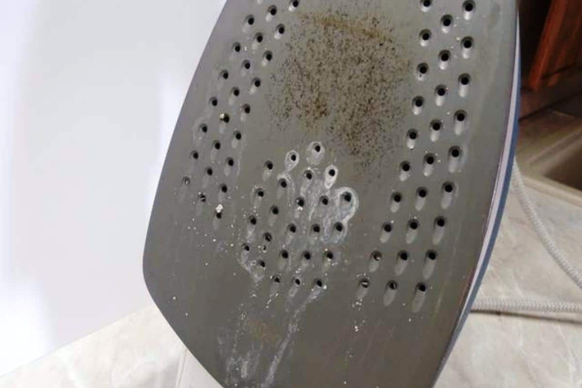 So reinigen Sie ein eingebranntes Bügeleisen mit schwarzen Flecken und geben ihm sein ursprüngliches Aussehen zurück.