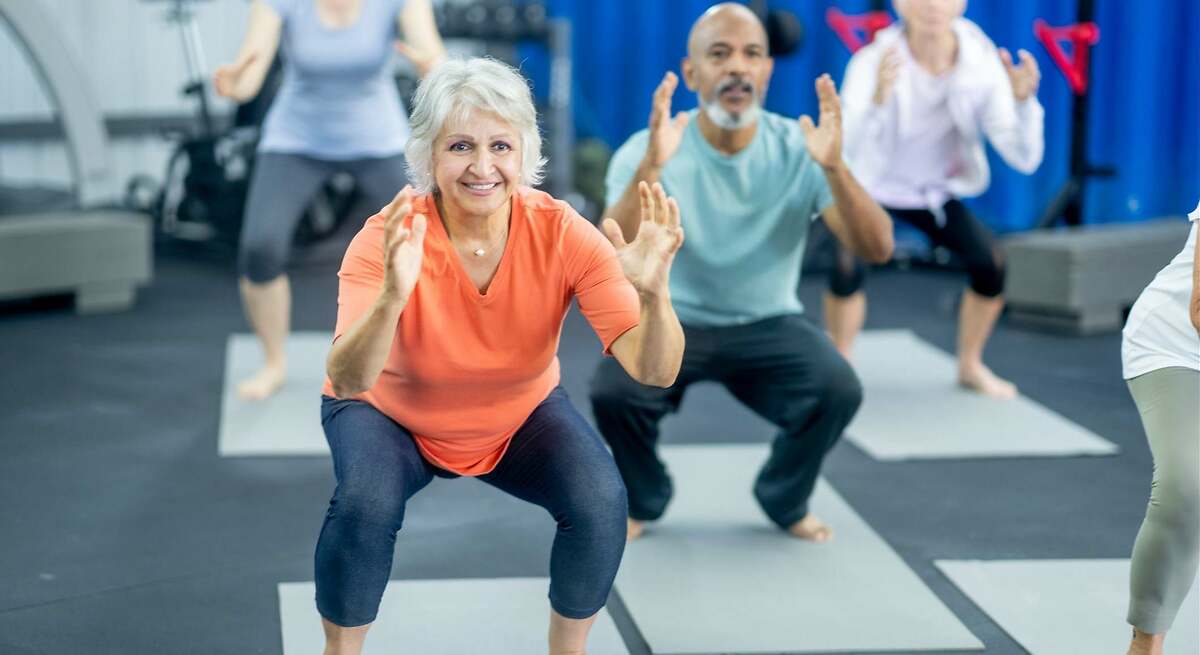 Pilates ist auch nach dem 60. Lebensjahr von Vorteil, Ärzte empfehlen es jedoch, um einem Verlust der Beweglichkeit im Laufe der Zeit vorzubeugen.