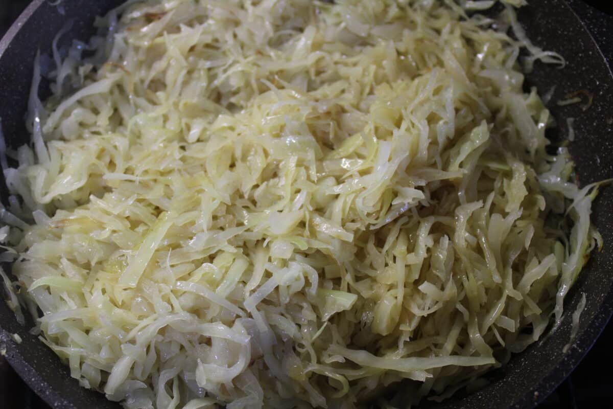 Der gebratene Kohl meiner Großmutter ist der Beste von allen. Er bereitet sie mit zwei Fingern vor.