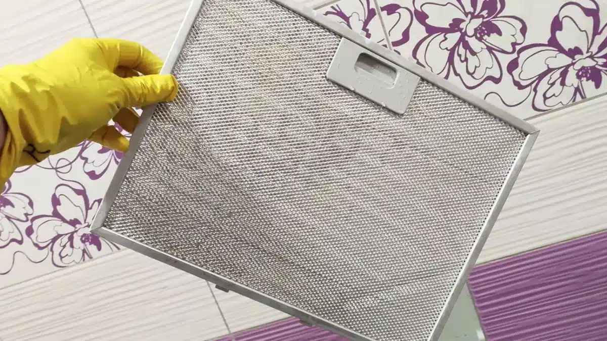 Sie müssen die Haube nicht mehr mit einer Bürste reinigen, sondern einfach aufsprühen