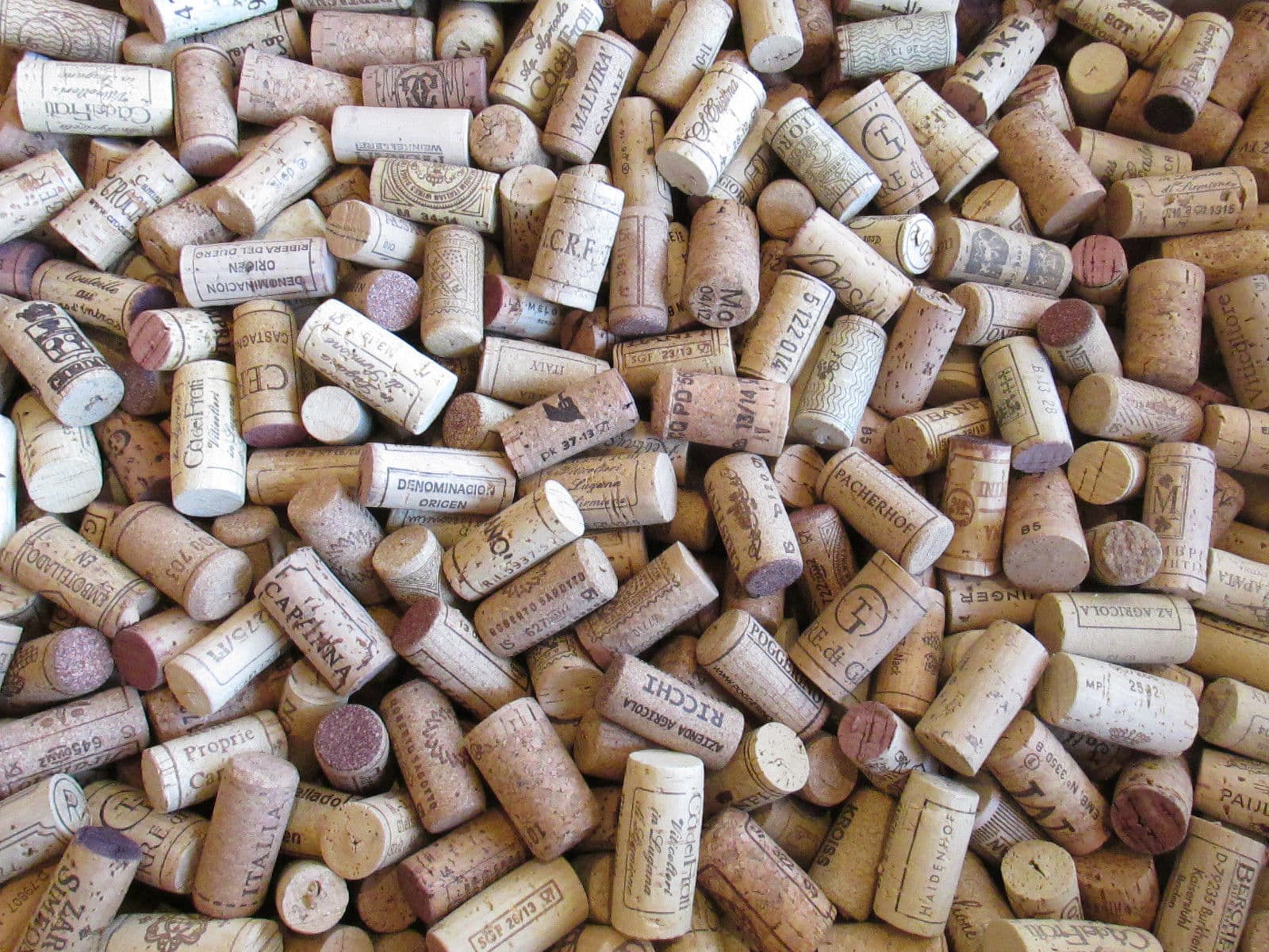 Werfen Sie Weinkorken nicht weg: Legen Sie sie in gebrauchtes Frittier&ouml;l, um diesen Effekt zu erzielen.