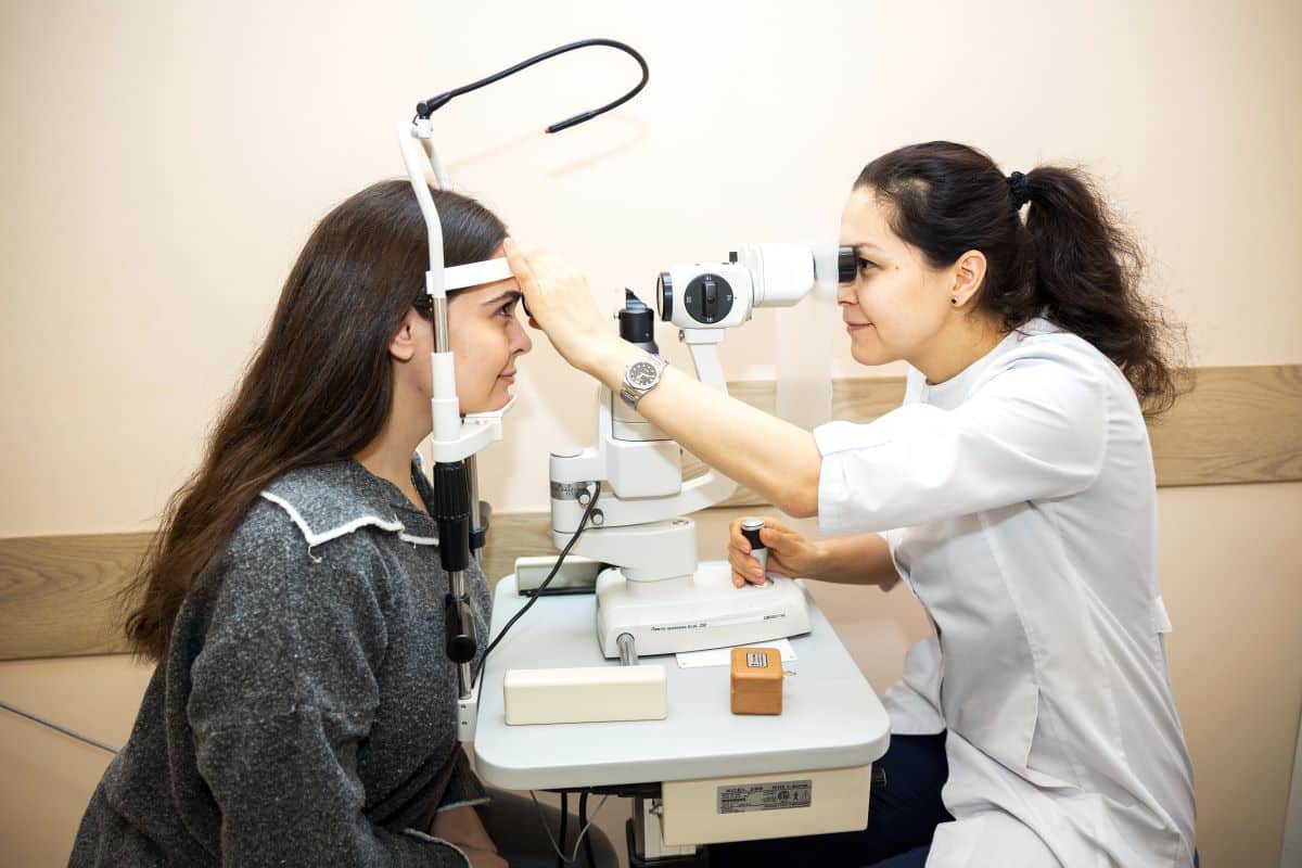 Ein Augenarzt sagt zu schwebenden Wolken in den Augen: