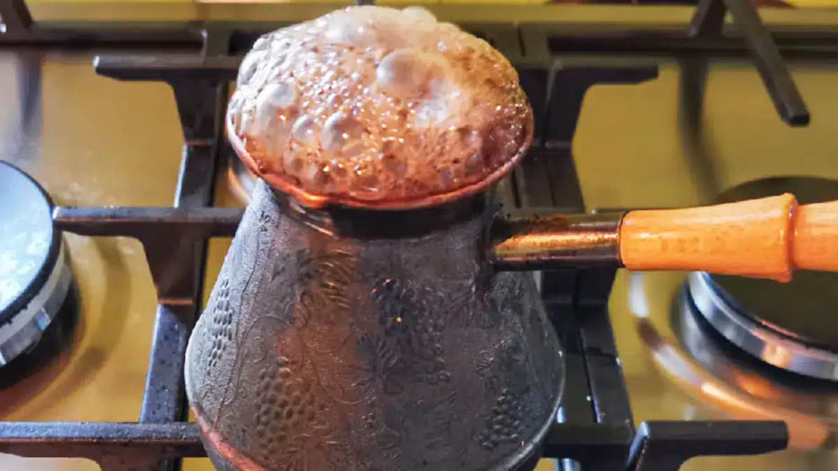 So bereiten Sie k&ouml;stlichen Kaffee in einem t&uuml;rkischen Wasserkocher auf dem Herd richtig zu: Feinheiten der Zubereitung.