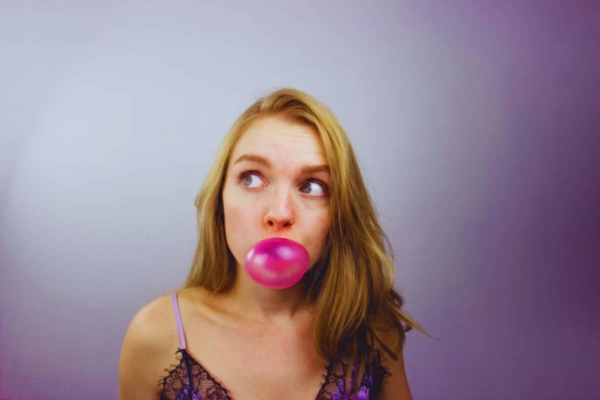 Wir wussten, dass Kaugummikauen nicht gerade das gesündeste ist. Jetzt warnt uns die Wissenschaft, dass es sich möglicherweise um eines der schlechtesten Produkte handelt, die wir konsumieren.