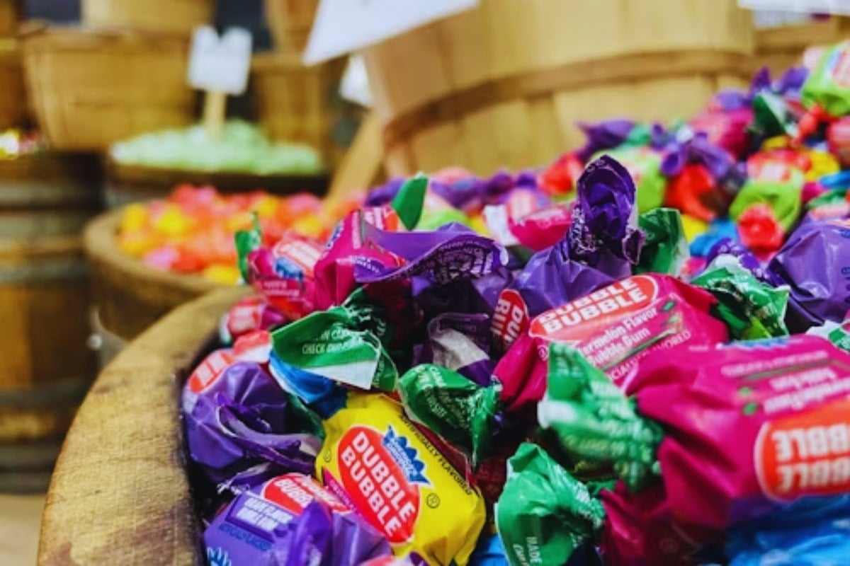 Wir wussten, dass Kaugummikauen nicht gerade das gesündeste ist. Jetzt warnt uns die Wissenschaft, dass es sich möglicherweise um eines der schlechtesten Produkte handelt, die wir konsumieren.