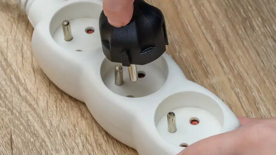 Schließen Sie das Gerät auf keinen Fall an ein Verlängerungskabel an. Der Elektriker warnt