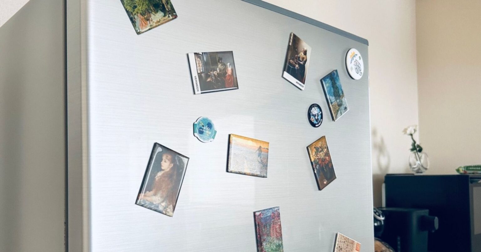 Befestigen Sie niemals Magnete am Kühlschrank