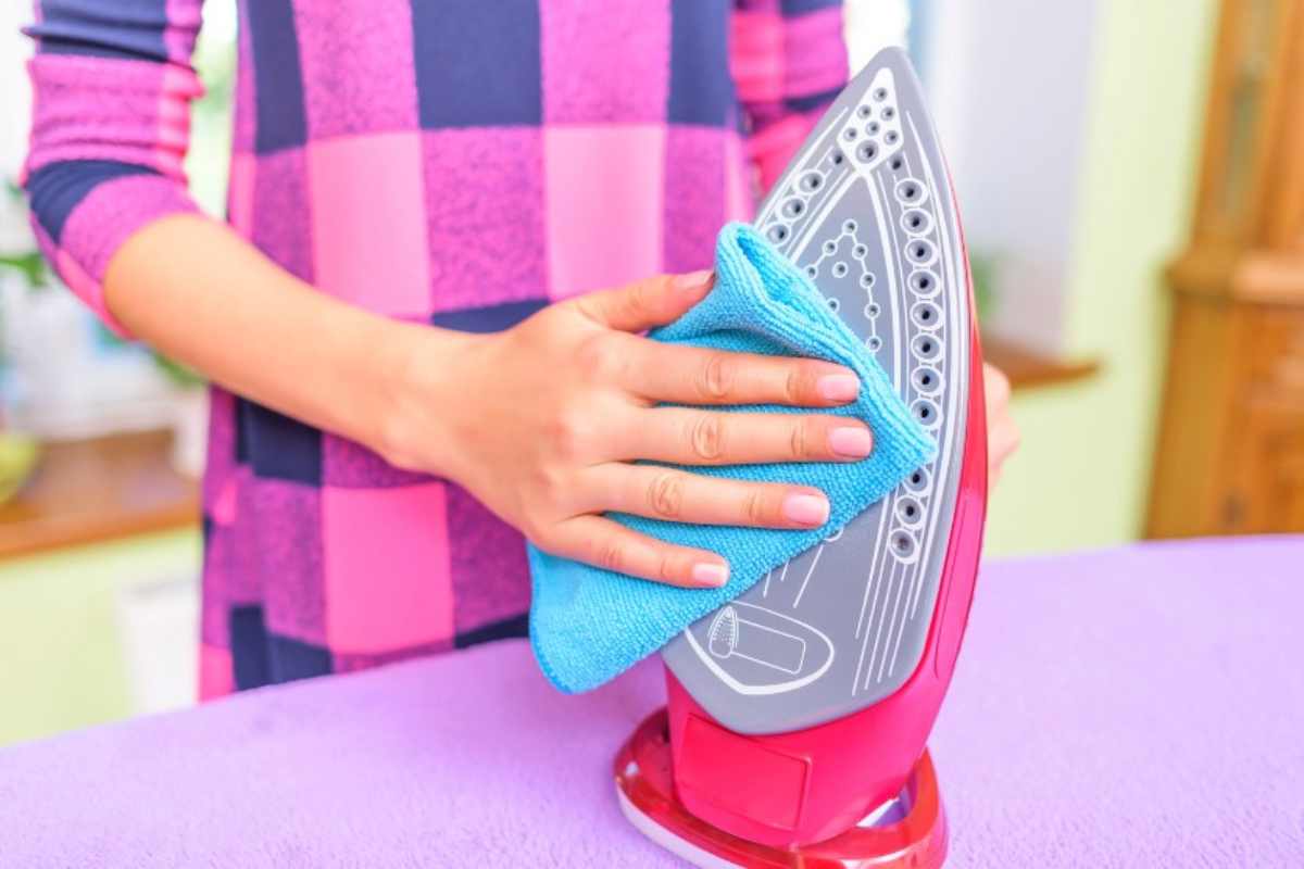 So reinigen Sie ein eingebranntes Bügeleisen mit schwarzen Flecken und geben ihm sein ursprüngliches Aussehen zurück.