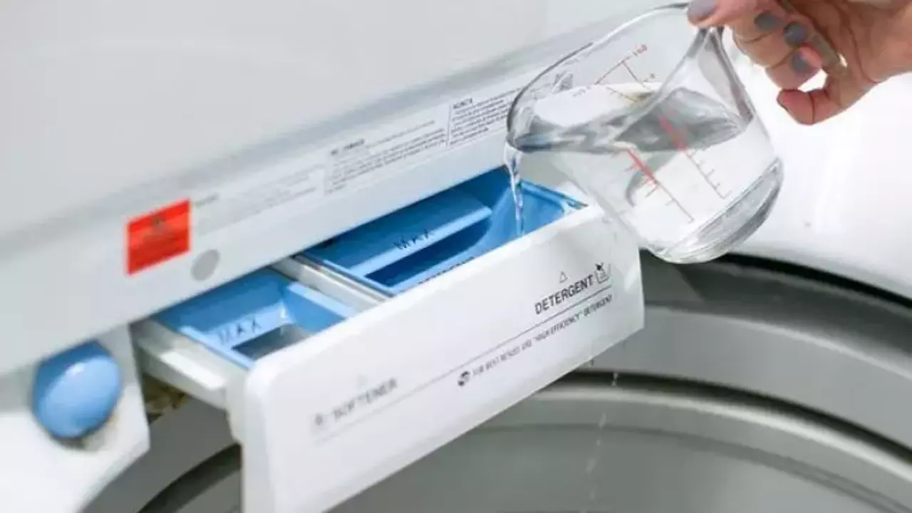 Essig in die Waschmaschine geben: Warum es notwendig und warum es empfehlenswert ist.