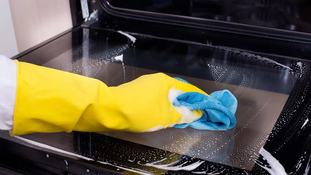 Mischen Sie es mit Wasser und reiben Sie das Ofenglas ab: Die Flecken verschwinden