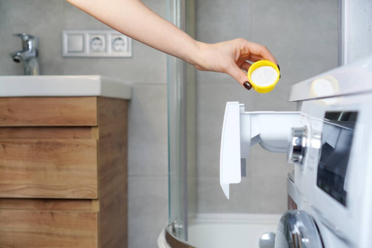 Geben Sie dieses Mittel einmal im Monat in die Waschmaschine. Dadurch arbeitet der Warmwasserbereiter leiser.