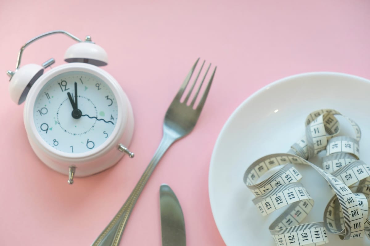 Die Wissenschaft best&auml;tigt es: Intervallfasten ohne Reduzierung der Nahrungsmenge bringt keinen Nutzen f&uuml;r den Stoffwechsel.