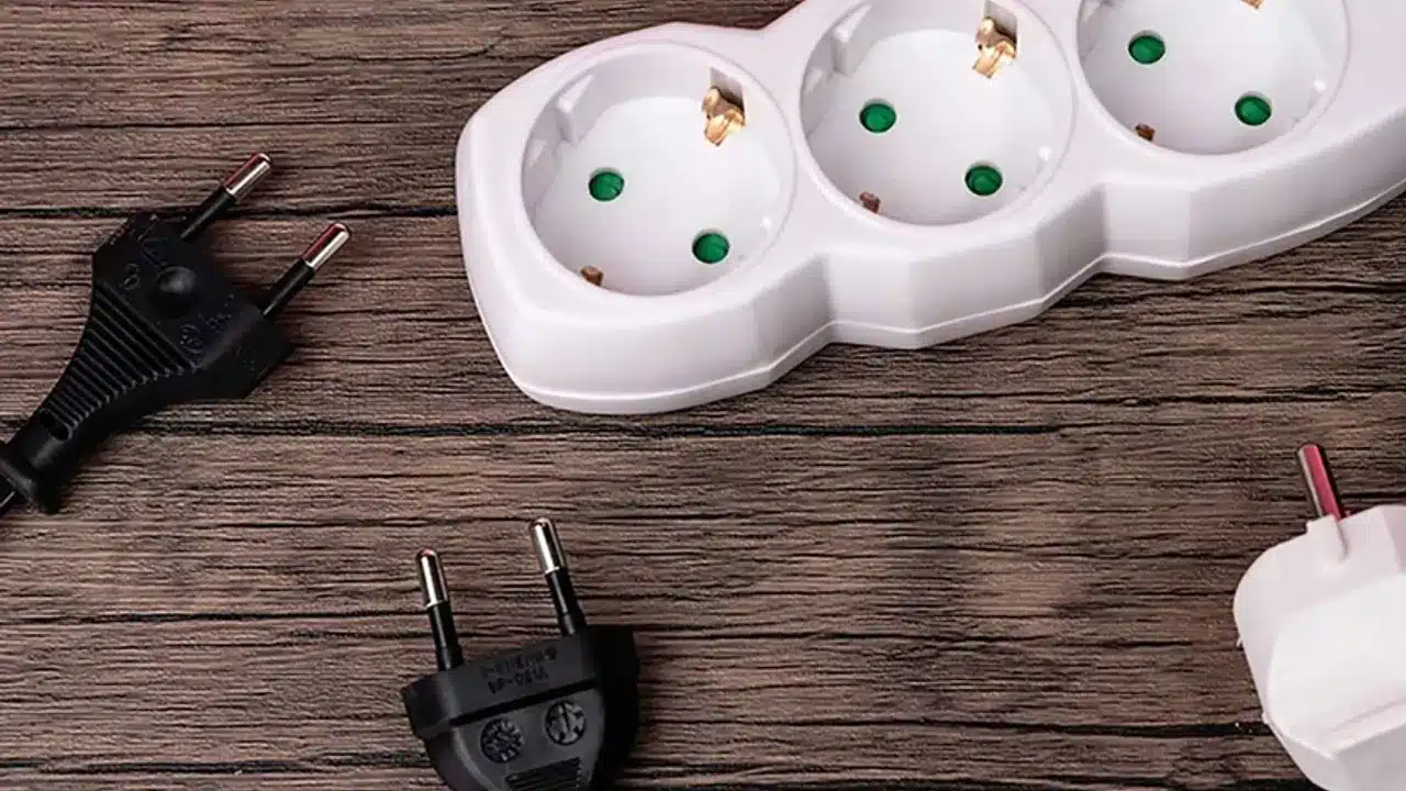 Schließen Sie das Gerät auf keinen Fall an ein Verlängerungskabel an. Der Elektriker warnt