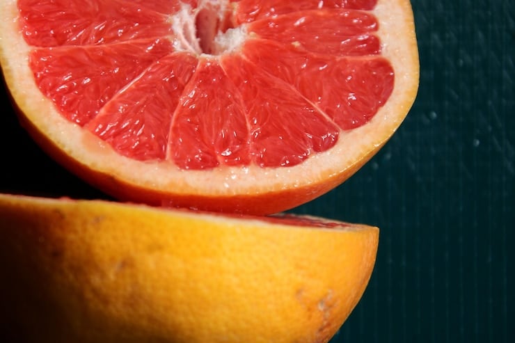 Die Dahlien werden sich unter dem Gewicht der Bl&uuml;ten biegen. Es reicht aus, die Schale der beliebten Frucht zu haben