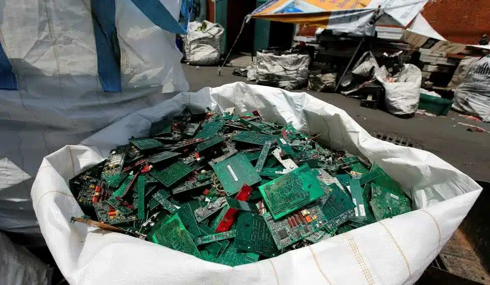 Alle werfen es in den Müll, aber es enthält 22-karätiges Gold, das Tausende von Dollar wert sein kann