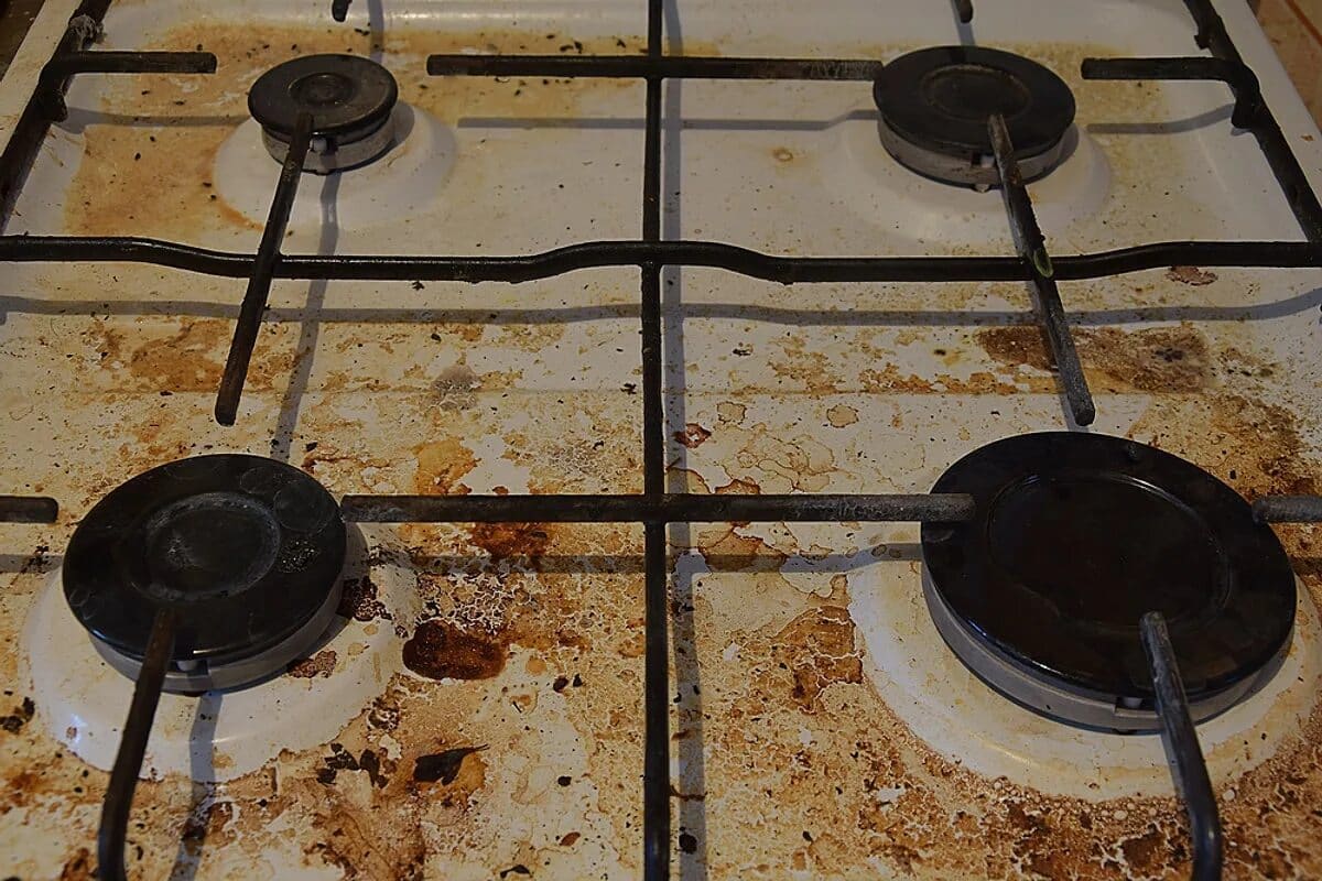 Tragen Sie 10 Tropfen auf und reiben Sie es in die verschmutzten Brenner ein. Getrocknetes Fett verschwindet schneller als Sie denken.