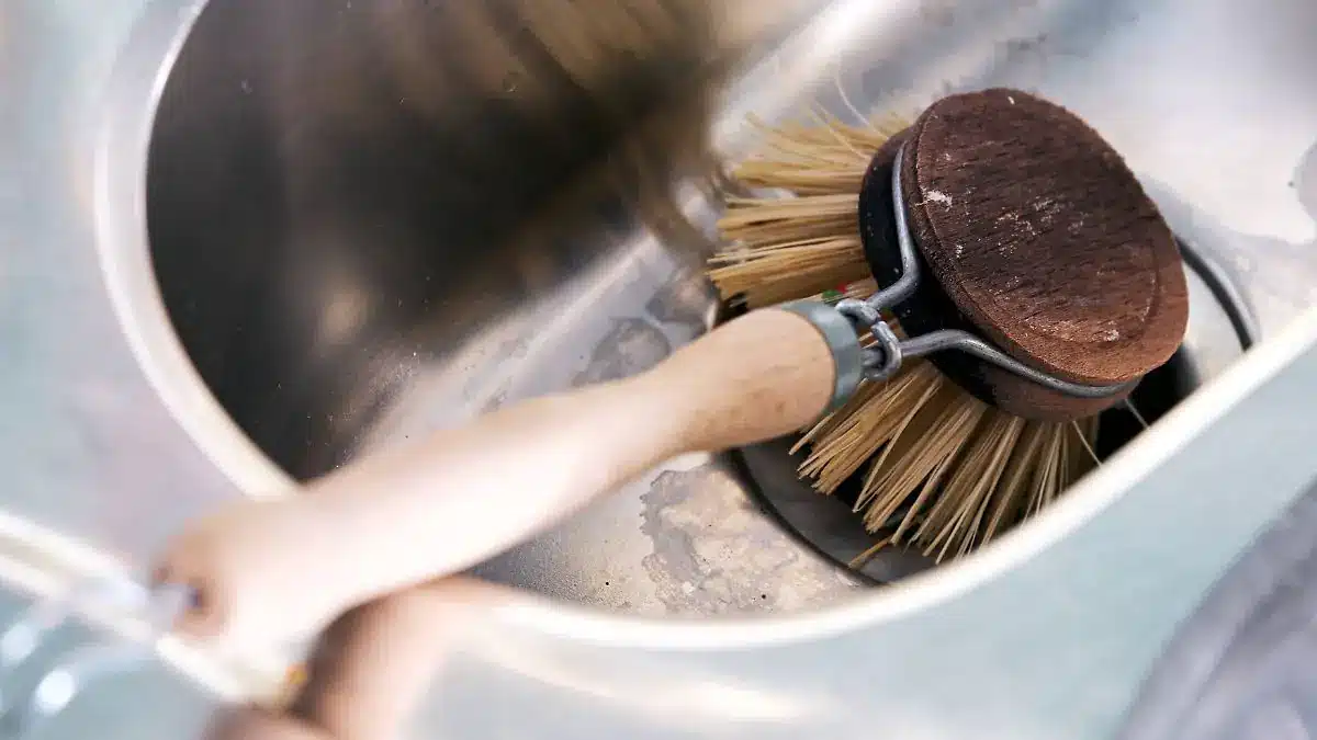 So bringen Sie die Spüle ohne teures Werkzeug wieder zum Glänzen: So bringen Sie sie wieder zum Glänzen und wie neu.