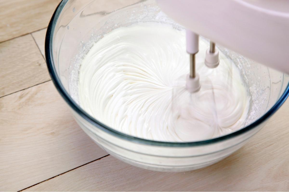 Die Schlagsahne wird nie wieder fallen. Es wird nur eine Zutat benötigt.