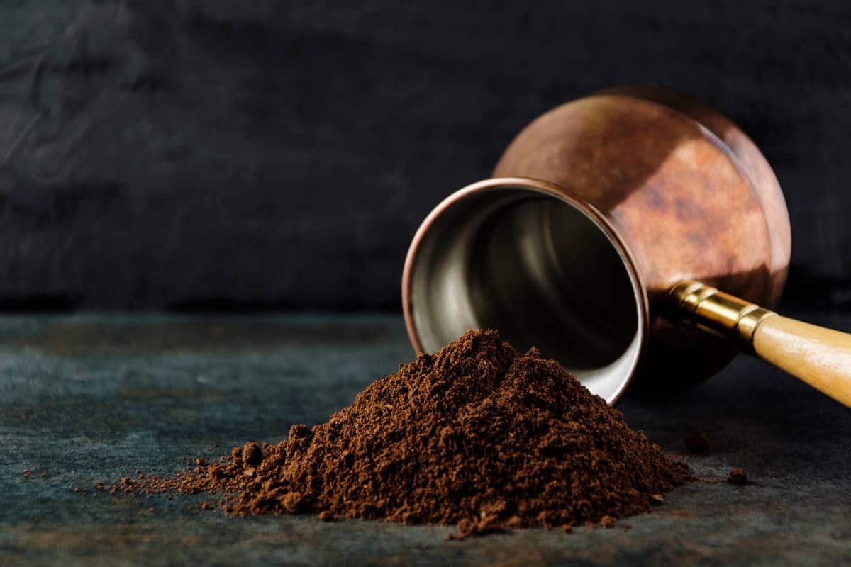 So bereiten Sie k&ouml;stlichen Kaffee in einem t&uuml;rkischen Wasserkocher auf dem Herd richtig zu: Feinheiten der Zubereitung.