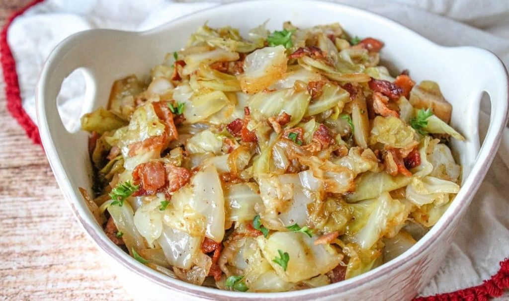 Der gebratene Kohl meiner Großmutter ist der Beste von allen. Er bereitet sie mit zwei Fingern vor.