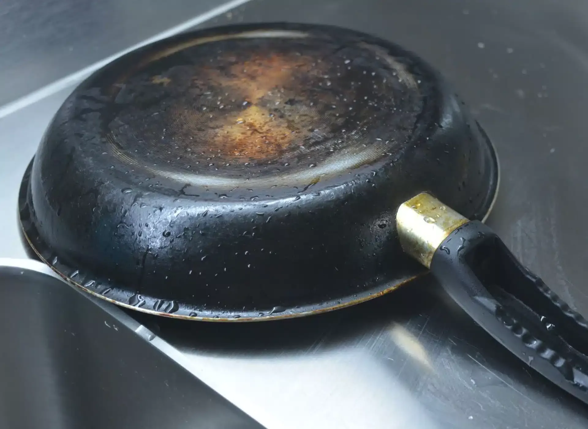 Eine verbrannte Pfanne ist in wenigen Minuten perfekt sauber. Die 4 Zutaten vermischen und auf dem Boden belassen.