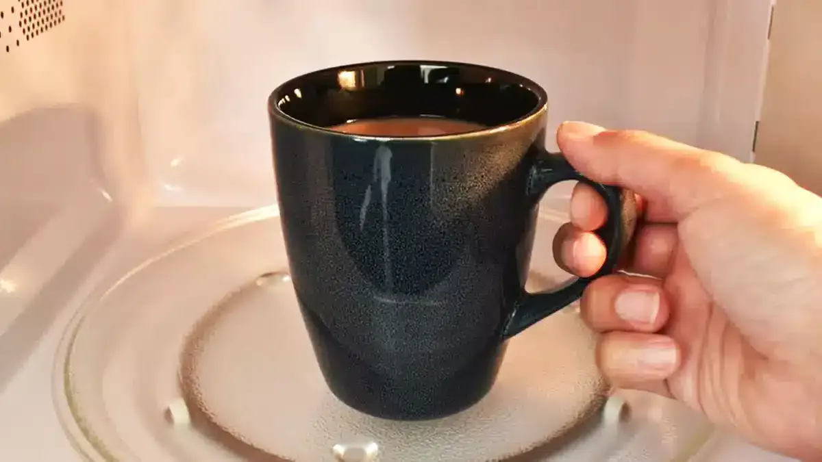 Nur wenige Menschen wissen, dass das Erhitzen von Wasser oder Milch in einem Mikrowellenherd ungeeignet sein kann.