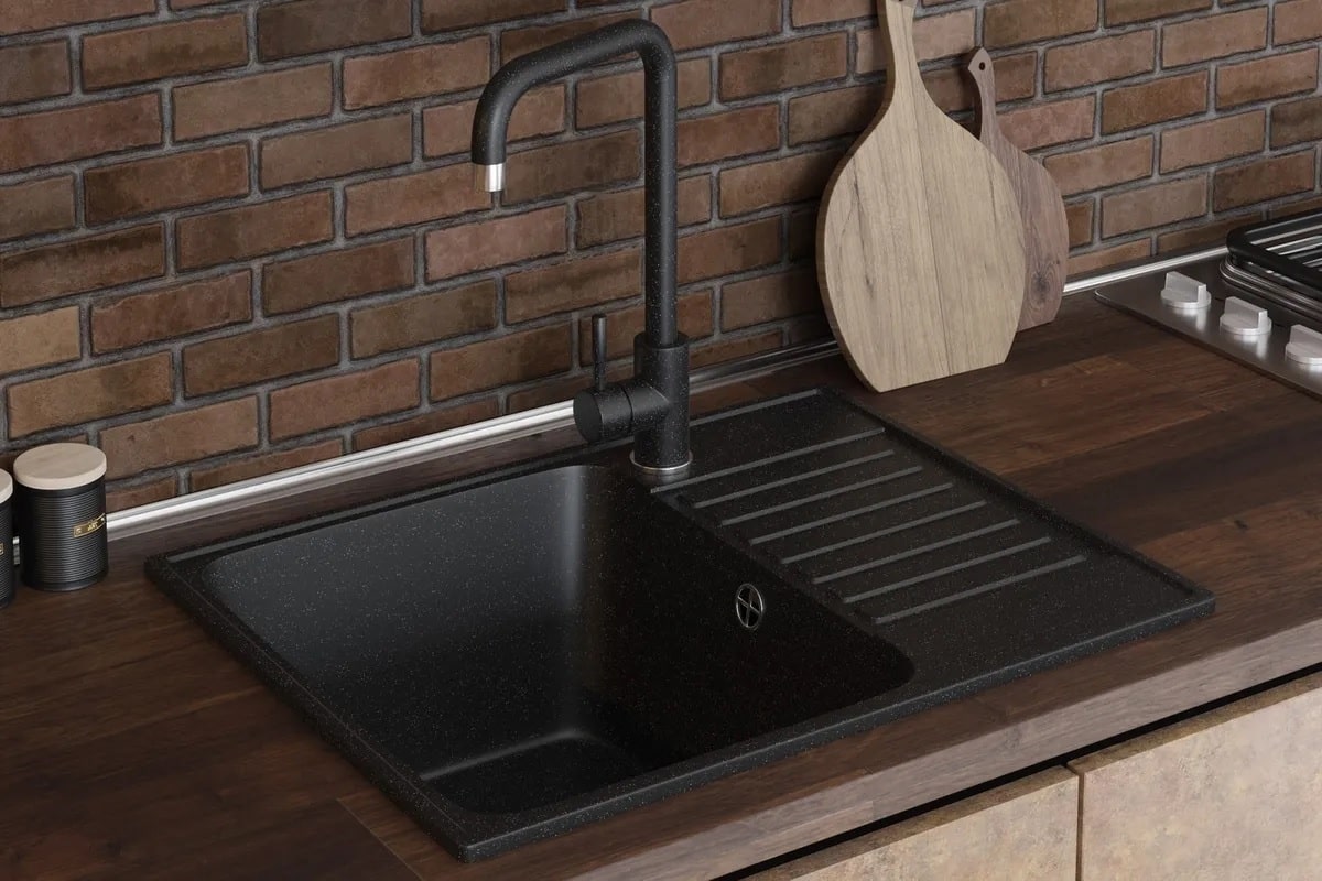 Gießen Sie ein halbes Glas hinein und gießen Sie es in den Abfluss. Dieser Agent