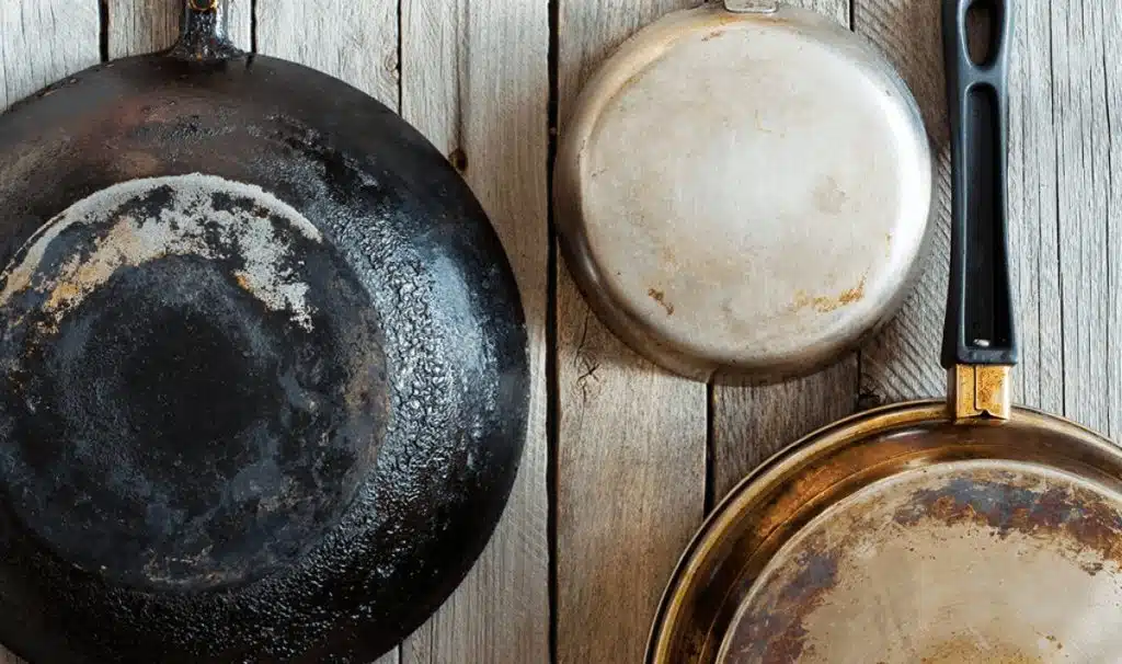 Eine verbrannte Pfanne ist in wenigen Minuten perfekt sauber. Die 4 Zutaten vermischen und auf dem Boden belassen.