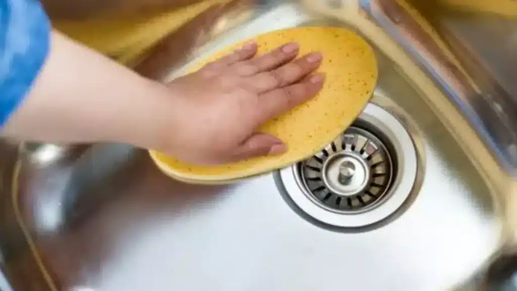 So bringen Sie die Spüle ohne teures Werkzeug wieder zum Glänzen: So bringen Sie sie wieder zum Glänzen und wie neu.