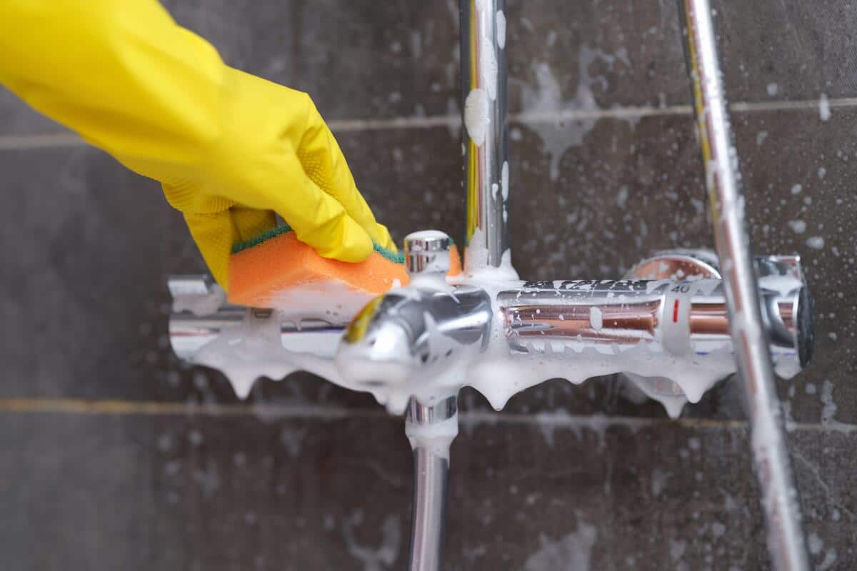 Fällt Ihnen der weiße Belag auf der Batterie auf? Es kann seine Lebensdauer verkürzen.