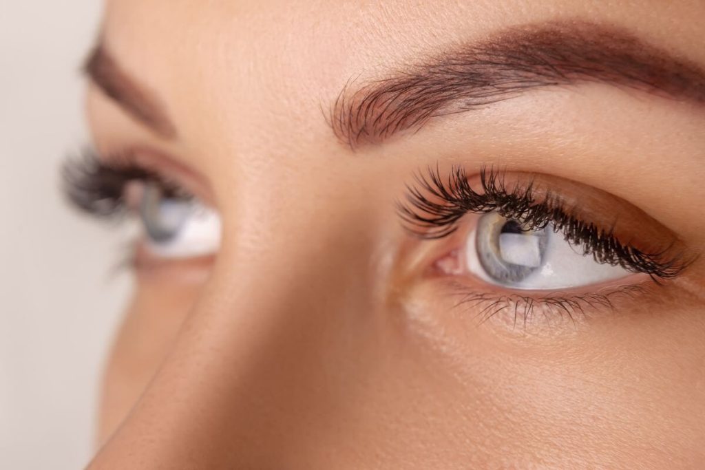 Ihre Wimpern werden so lang sein wie Vorhänge. Massieren Sie etwas billige hausgemachte Spülung ein. 