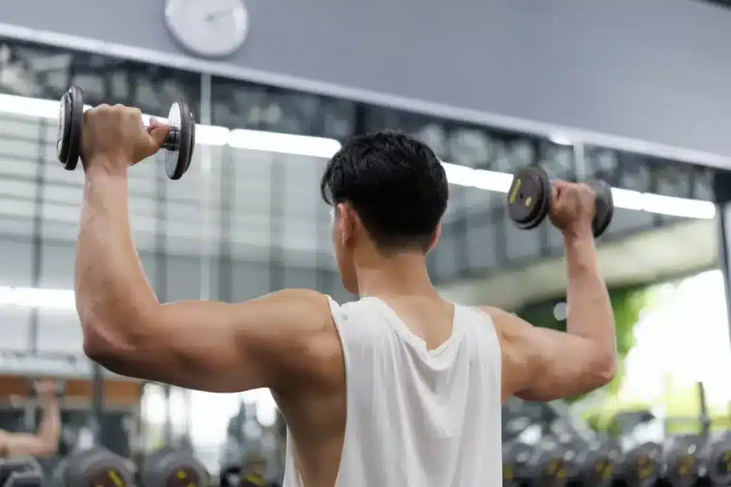 Wenn Sie starke Schultern haben und Verletzungen vermeiden möchten, sind dies die besten Übungen, die Sie zu Hause machen können.