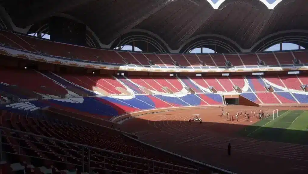 Das größte Stadion der Welt liegt im isoliertesten Land der Erde: Es verfügt über acht Etagen und 150.000 Sitzplätze.