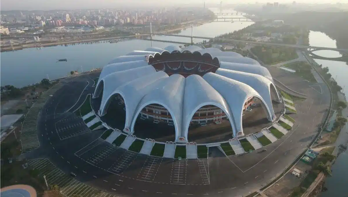 Das größte Stadion der Welt liegt im isoliertesten Land der Erde: Es verfügt über acht Etagen und 150.000 Sitzplätze.