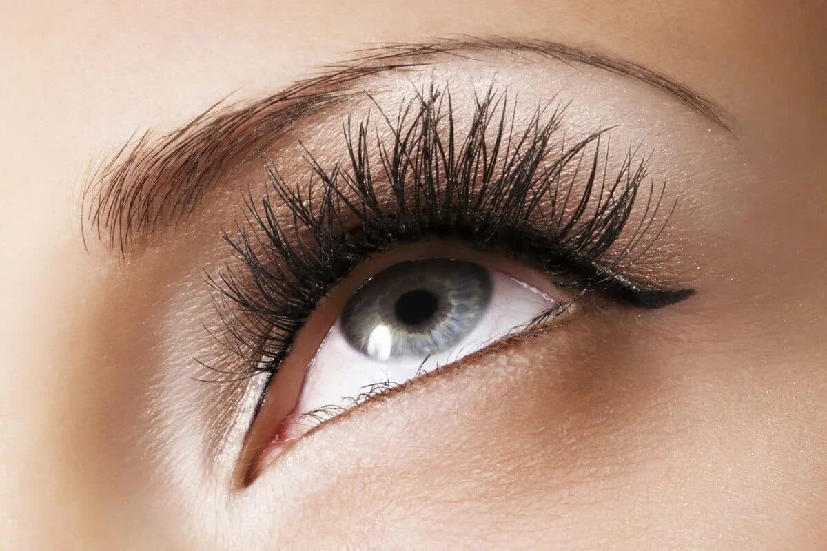 Ihre Wimpern werden so lang sein wie Vorhänge. Massieren Sie etwas billige hausgemachte Spülung ein.