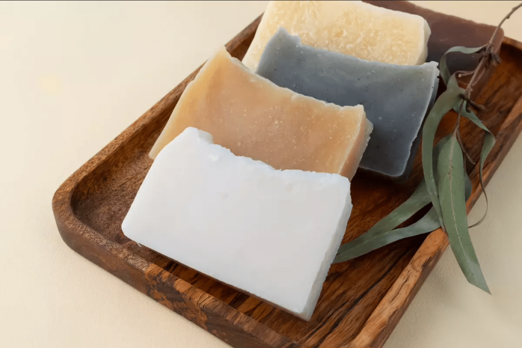 Hören Sie auf, Seifenreste wegzuwerfen: Verwandeln Sie ihn in nützliche Reinigungsmittel. 