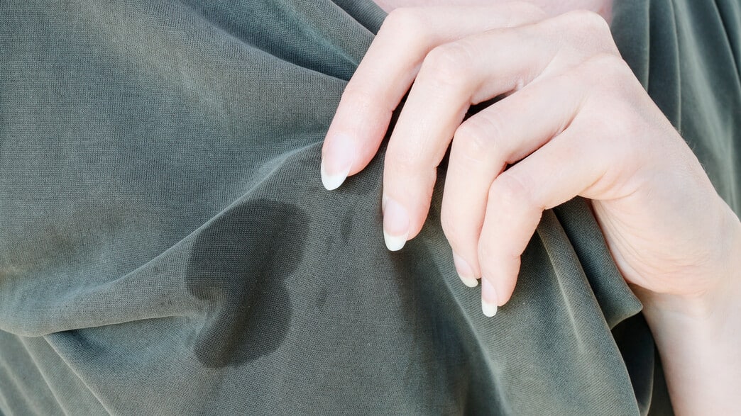 Wir haben einen genialen Weg gefunden, Fettflecken aus Kleidung zu entfernen.