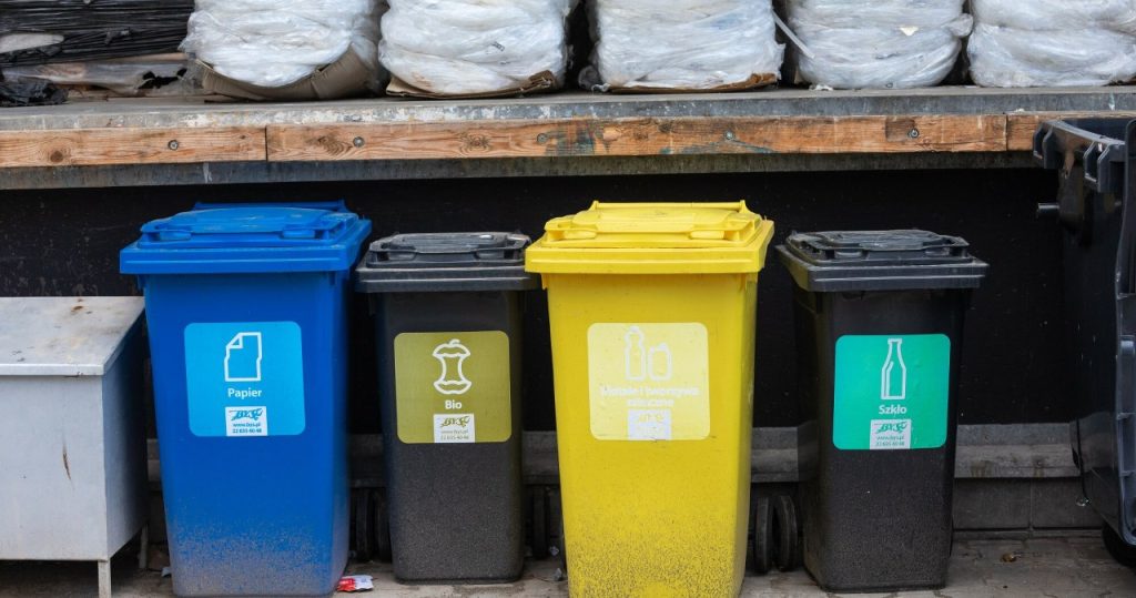 Neue Farbe der Abfallsortierbeutel. Was wegwerfen?