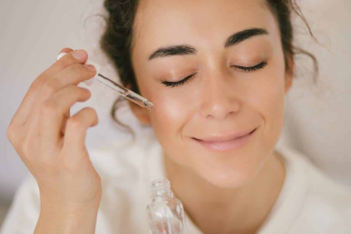 Augenbrauen in Salonqualität ohne Henna. Sie erhalten einen natürlichen Verdunkelungseffekt.